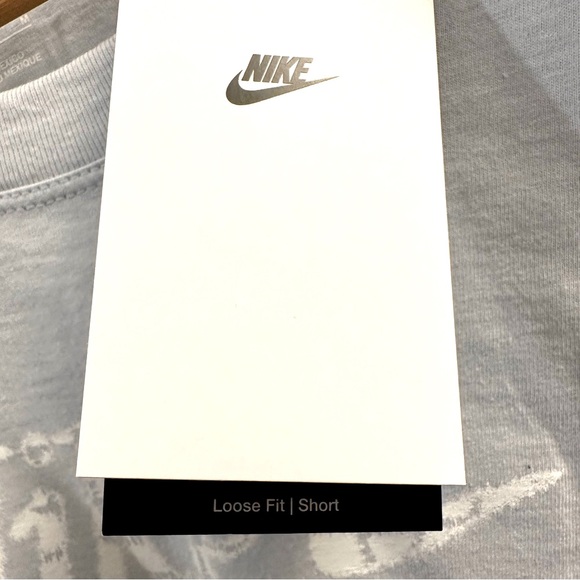 Nike Women’s Loose Fit Tee - Picture 6 of 6